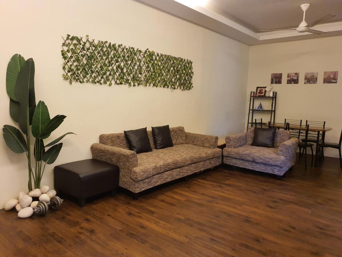 Ferienwohnung Swimming Pool Party House Batu Pahat Exterior foto