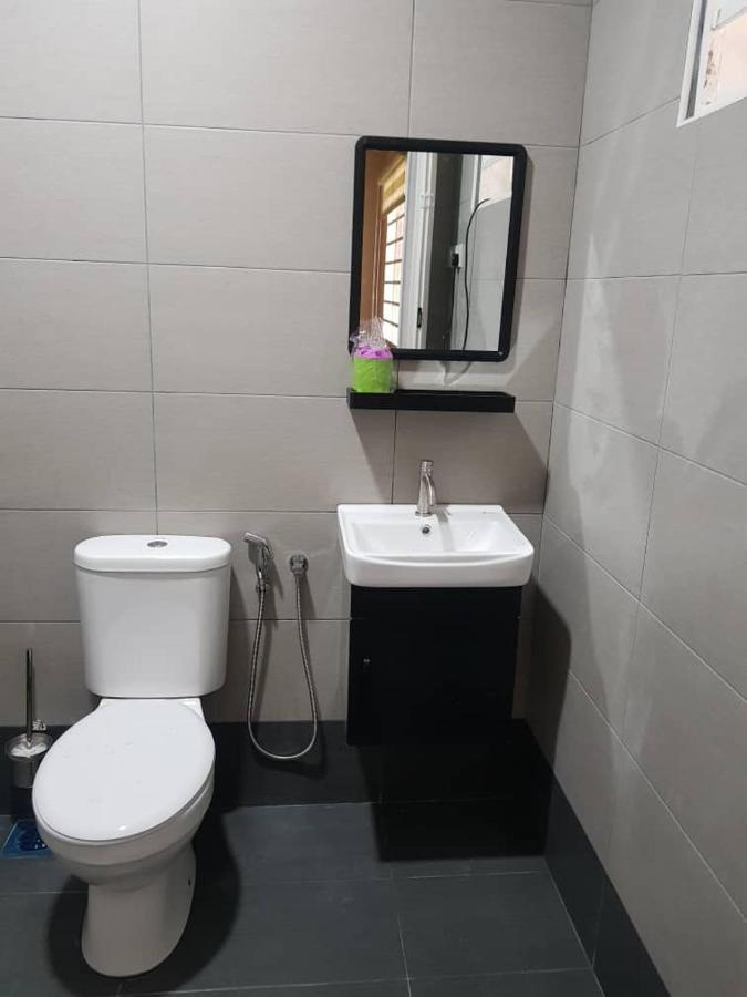 Ferienwohnung Swimming Pool Party House Batu Pahat Exterior foto
