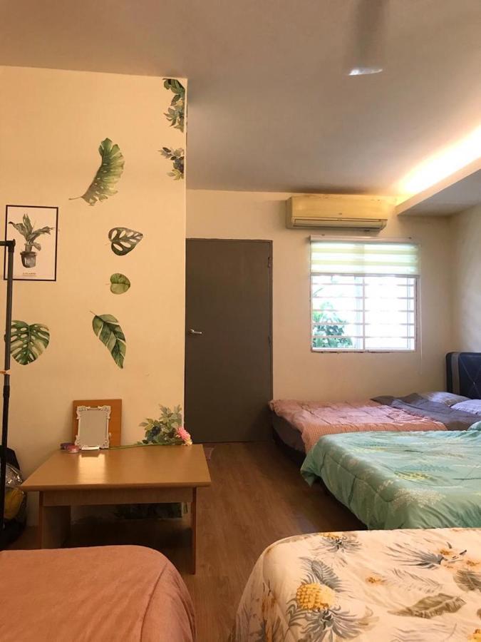 Ferienwohnung Swimming Pool Party House Batu Pahat Exterior foto