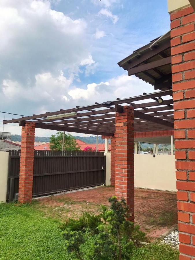 Ferienwohnung Swimming Pool Party House Batu Pahat Exterior foto